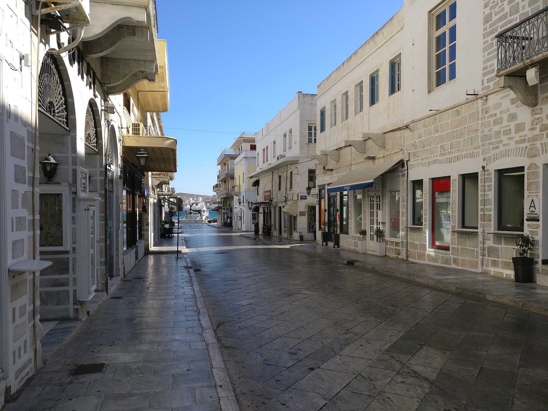 Gasse in Ermoupoli mit Blick in Richtung Ano Syros