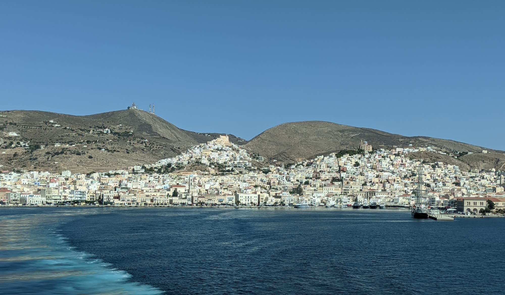 Ermoupoli auf Syros vom Meer aus: Hafenstadt mit Ano Syros am Hang